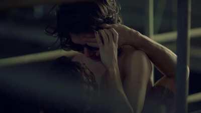 Marjorie Estiano, hot brazilian actress with an amazing body & biting a guy - w/zoom at her butt