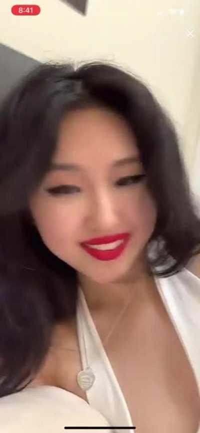 Her lives are the best 😍😍