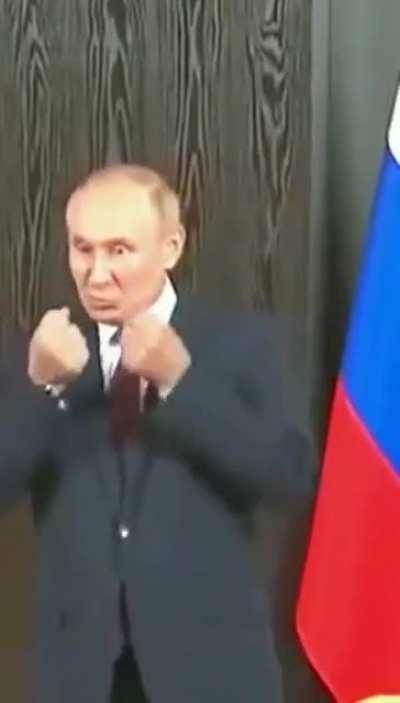 Erdogan's press secretary Ibrahim Kalin greets one of the event participants with hugs and kisses. Here's how Putin reacted to it.