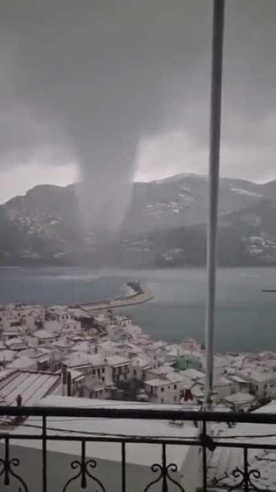 🔥 Waterspout on the port of Skopelos Island, Greece - Monday, January 24, 2022
