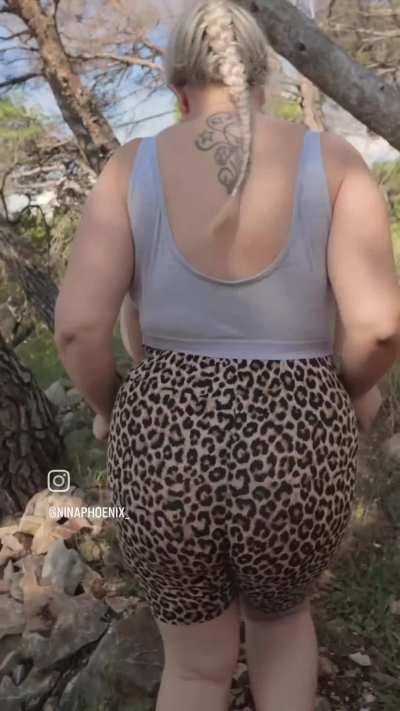 It's important to stay fit even during the pregnancy, but it's probably my last time jogging! 🥵 Try to hang 10kg around your neck, and you'll see why. 🤣 If you would like to see the rest of my workout, check my premium pages!