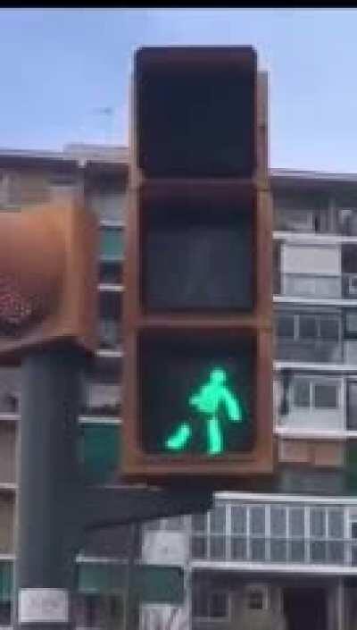 Этот светофор разрешает пешеходам совмещать полезное с приятным.