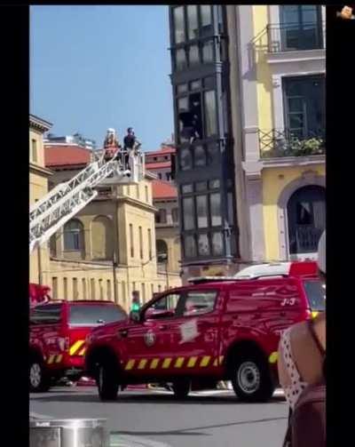 man jumps with neck tied and decapitated himself