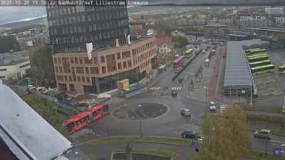 How not to roundabout (silver car entering from lower right)