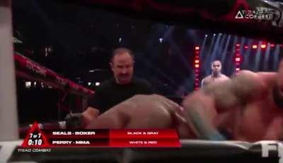 Mike Perry swangin' & bangin' in the last seconds of his Triad Combat match