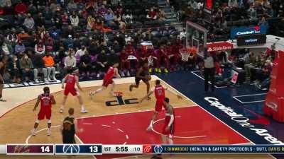 [Highlight] Mobley pulls off the smooth one handed reverse layup