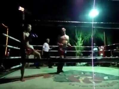 120 lbs trained girl vs 200 lbs untrained man in Muay Thai Fight