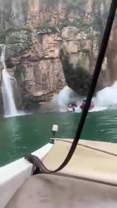 Скала рухнула на лодки в Капитолио, штат Минас-Жерайс, Бразилия. По меньшей мере 6 человек получили тяжелые ранения, погибших пока нет.