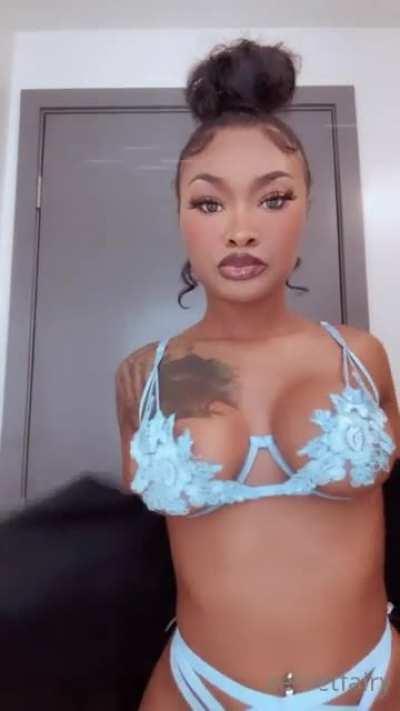 Does Arabian have a page or should I just post her here I got her onlyfans