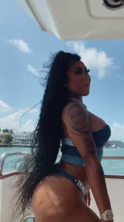 I’m back on rotation. Here’s her 6•6 Livestream.