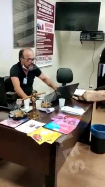 Advogado POS é preso por chamar jovem de 