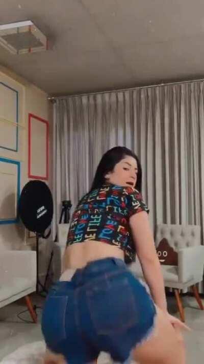 Letícia Azevedo (@Leeazevedo)