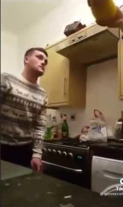 Nakeds on the beach be like: