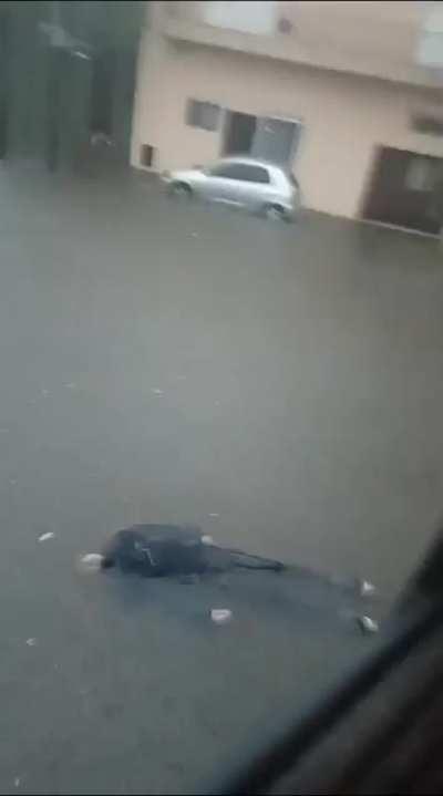 Nuevo vídeo del cuerpo flotando en Lanús