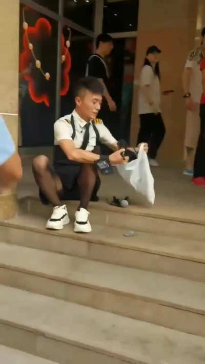  Chinese cop threatens to arrest man for wearing a skirt in public.