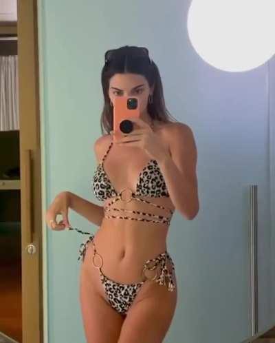 Hot vid in print bikini
