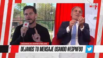 El Pollo Vignolo muestra la mano prohibida y Ruggeri festeja