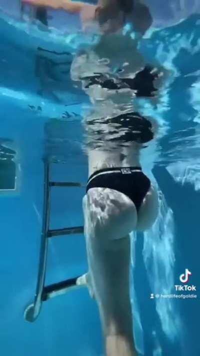 The underwater shot 💦 @hardlifeofgoldie