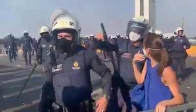 Bolsonaristas agridem e expulsam equipe que gravava documentário durante manifestação na Esplanada dos Ministérios