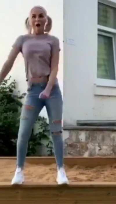 Janas riesen Titten wackeln