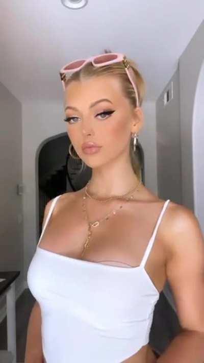 Loren loves to tease with her juicy sluty lips 👄