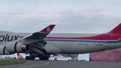 Main landing gear bogie detaches from Carglolux 747-400 upon landing back at its departure airport, 5/14/2023