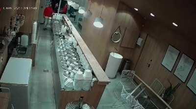 Mar del Plata: Una pareja le vino a reclamar plata y terminaron a las piñas y sillazos, cuando termino la pelea se pidió un helado