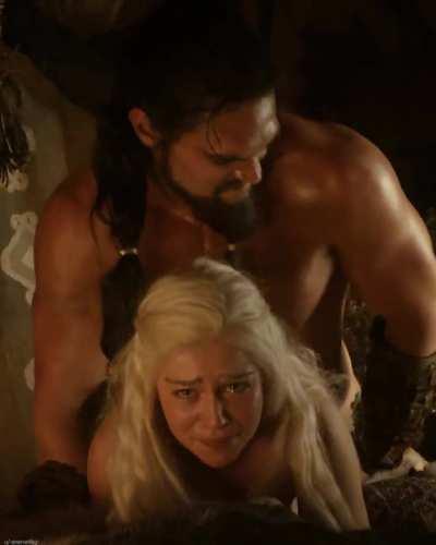 this scene of emilia clark never fails to make me hard