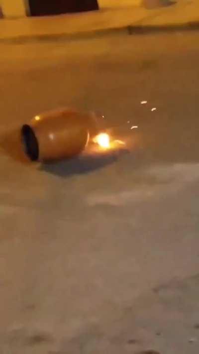 “No tiren pirotecnia, piensen en los perros”. Mi vecino el q fue mordido por dos pitbulls.