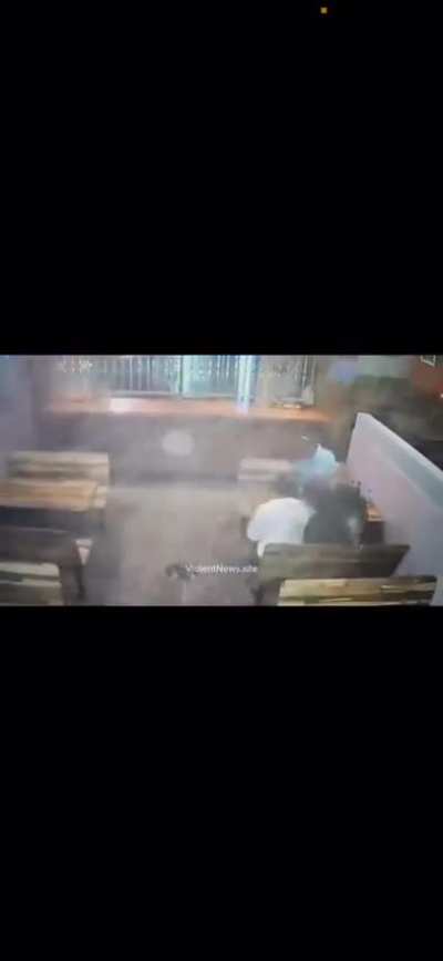 Off duty cop quick draws on robber