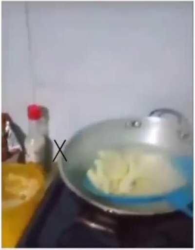 WCGW using a plastic strainer to fry chips