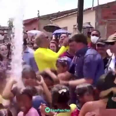 Nosso Presidente e sua bela relação com as crianças do Brasil!