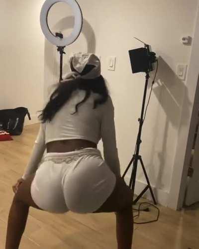 You know she twerks better when not teasing us…😃🤔naaah