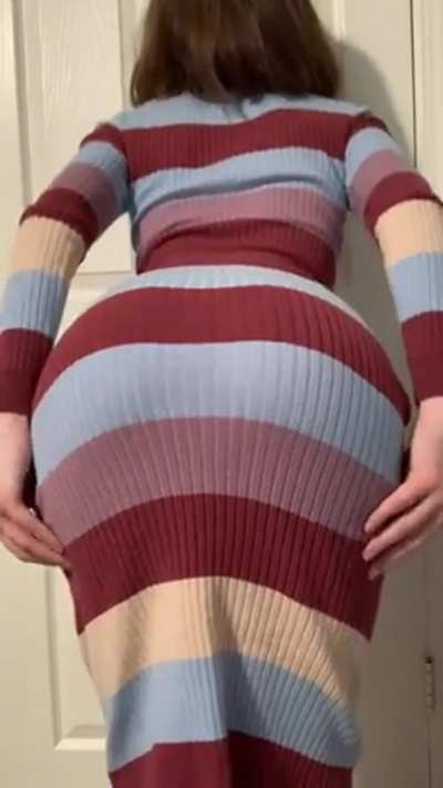 Gigglywhenwet bends over and slides up her dress to reveal her pussy and plugged asshole