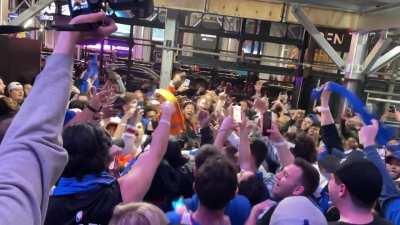 [Highlight] Knicks fans chant “F—- Trae Young” as they celebrate their game 3 win over the Cavs