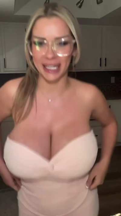 New live. Beauty in a dress🤍