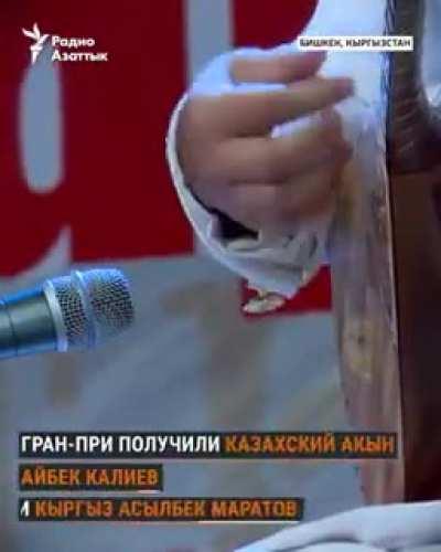 One of the participants of the Kazakh-Kyrgyz traditional music festival (aytis) held in Bishkek was Akmatbek Sultanuulu, a Kyrgyz singer (akın) originally from East Turkestan. Remembering the parents who remained in China, the akyn couldn't hold back his 