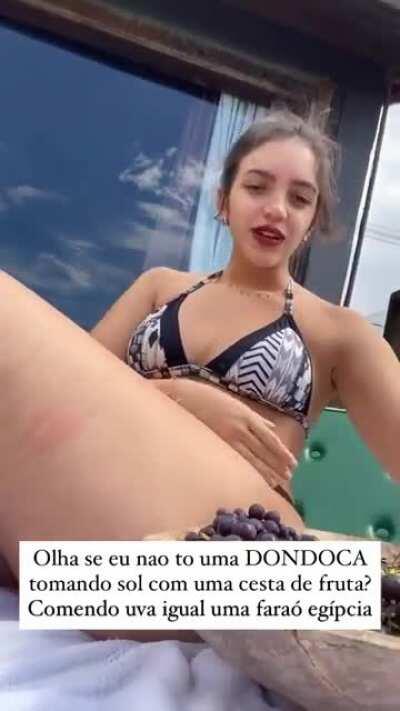 Gostosa com cesta de frutas