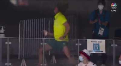 Ariarne Titmus' coach celebrating her 400m freestyle win in style.