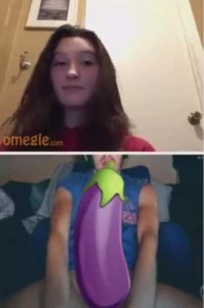 elemanı boşaltmak için göğüslerini gösteren çıtır