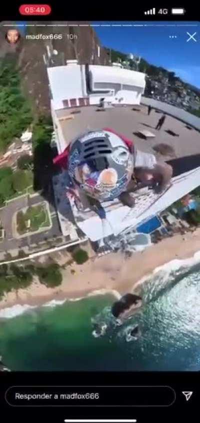 Pousou no telhado do Sheraton do Vidigal, escapou dos seguranças e mandou um base jump até a praia dando um mortal