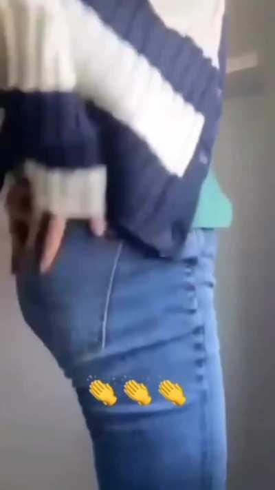 Jenna Ortega showing off her booty in jeans