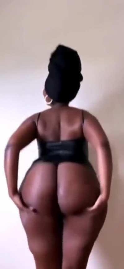 Yummy 🍑cheeks clapping out the dress
