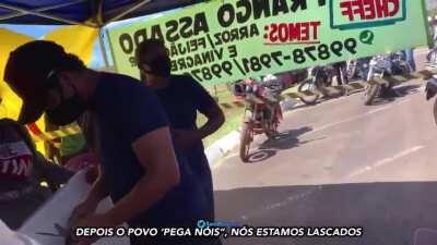 Tuíte de @sampancher: Sem máscara e causando aglomeração, o presidente Jair Bolsonaro pediu para entrar em uma tenda que vende frango assado na periferia de Brasília. Ouviu um “pode não” e teve de comer do lado de fora mesmo.