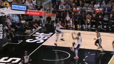 [Highlight] LeBron James alley oops it to Russell Westbrook who alley oops it back to LeBron for dunk