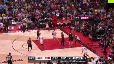 [Highlight] Demar with a monster jam to put the Bulls up 3 late in the 4th