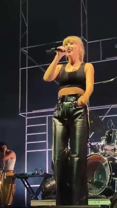 Performing with HAIM