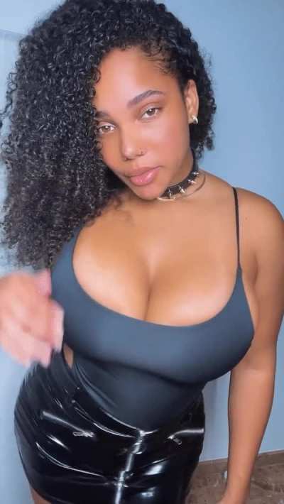 Cum and be kinky with me on my OnlyFans. It's FREE! 🥰 (links in comments below)