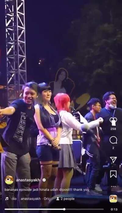 AUDIENCE APPLAUDS HUGE TITS 😮‍💨