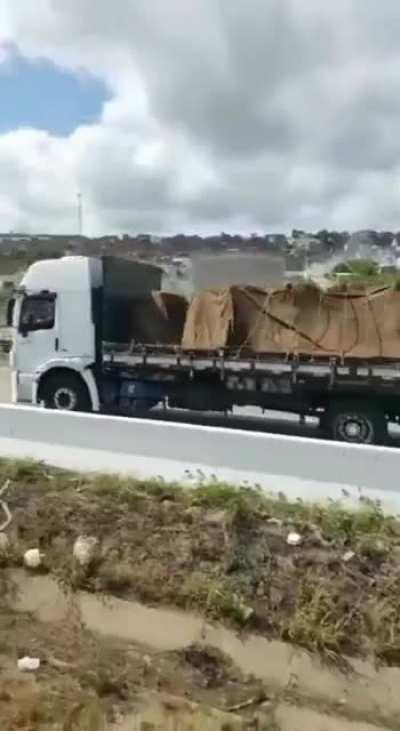 Provavelmente o melhor vídeo do bolsonarista do caminhão visto de outro ângulo + narração do Galvão Bueno